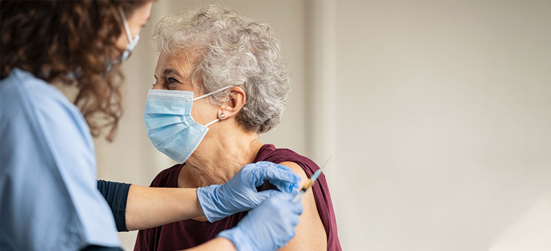 Donna in casa di riposo riceve la vaccinazione Corona